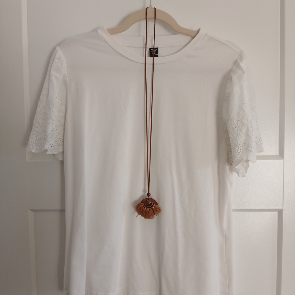 White top with eyelet sleeves